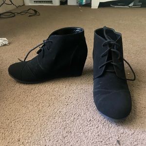 Women’s heel boot.